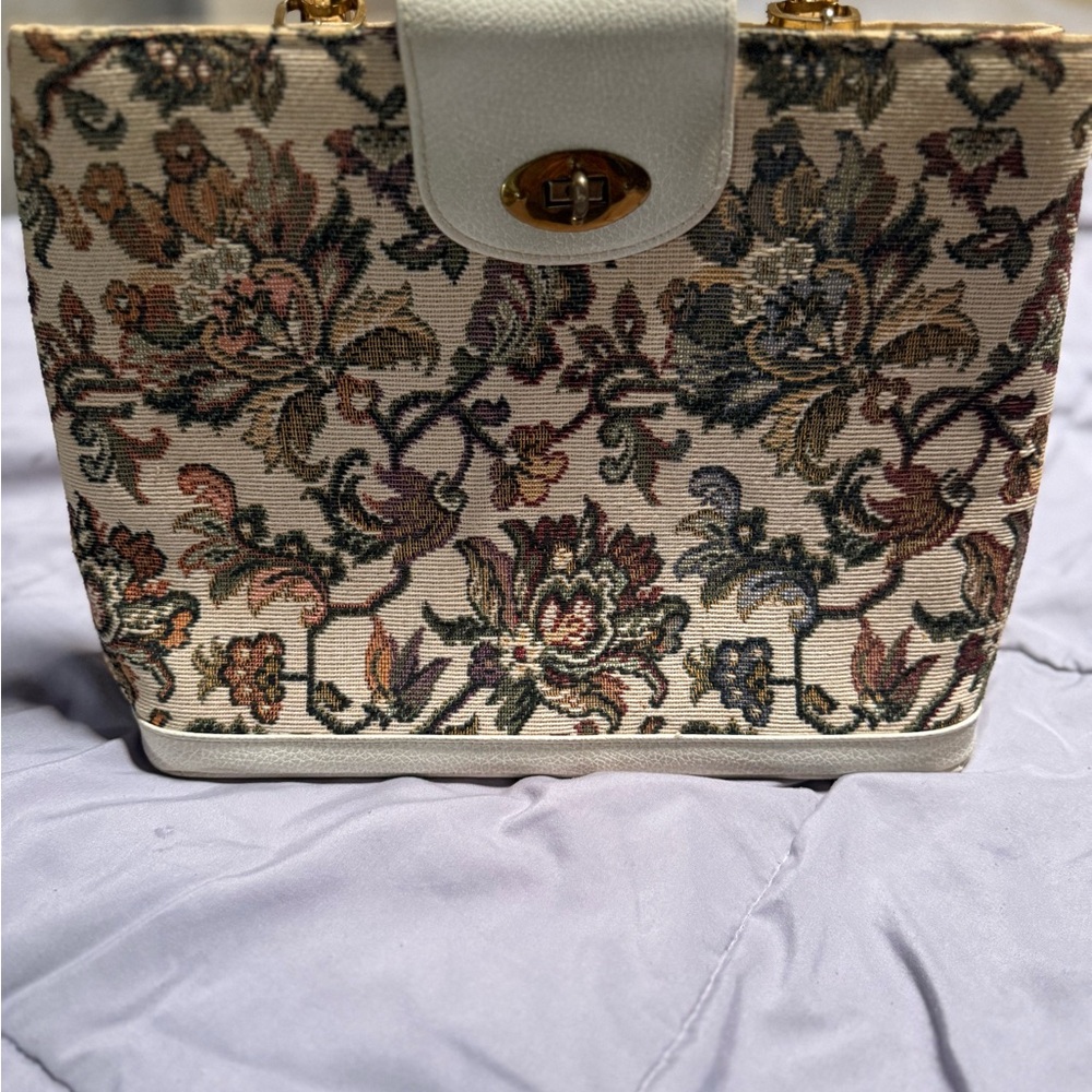 Vintage 1950’s Celestial by Markay bag’s floral tapestry purse. Grannycore.